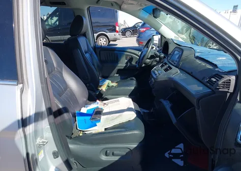 2010 Honda Odyssey Touring z USA, uszkodzony, nr VIN 5FNRL3H99AB033083